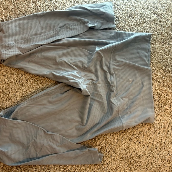 Lululemon Women's rhino Gray Leggings size 8 - Picture 3 of 4